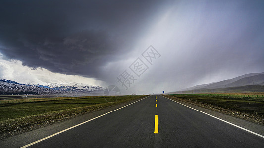 暴雨黄色预警新疆暴风雨天气下的旅行道路背景