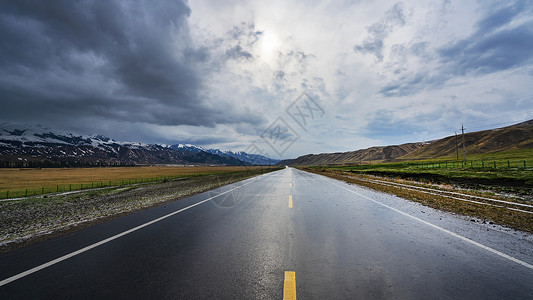 新疆暴风雨天气下的旅行道路极端天气高清图片素材