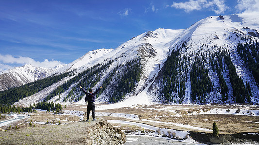 新疆乔尔玛雪山登山背影图片