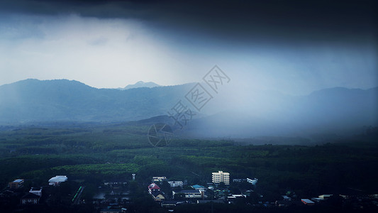 倾盆大雨全景风光高清图片