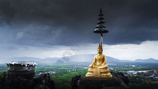 矗立在山顶的泰国佛像佛塔图片