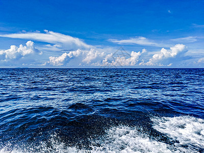 在冲绳浮潜点快艇在海面上掀起的浪花背景