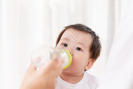 居家婴儿宝宝喝水背景图片