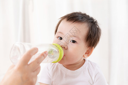 居家婴儿宝宝喝水图片