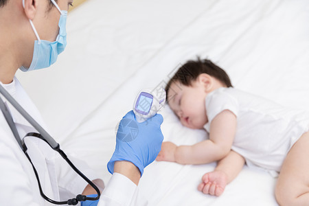 医生测量婴儿体温图片
