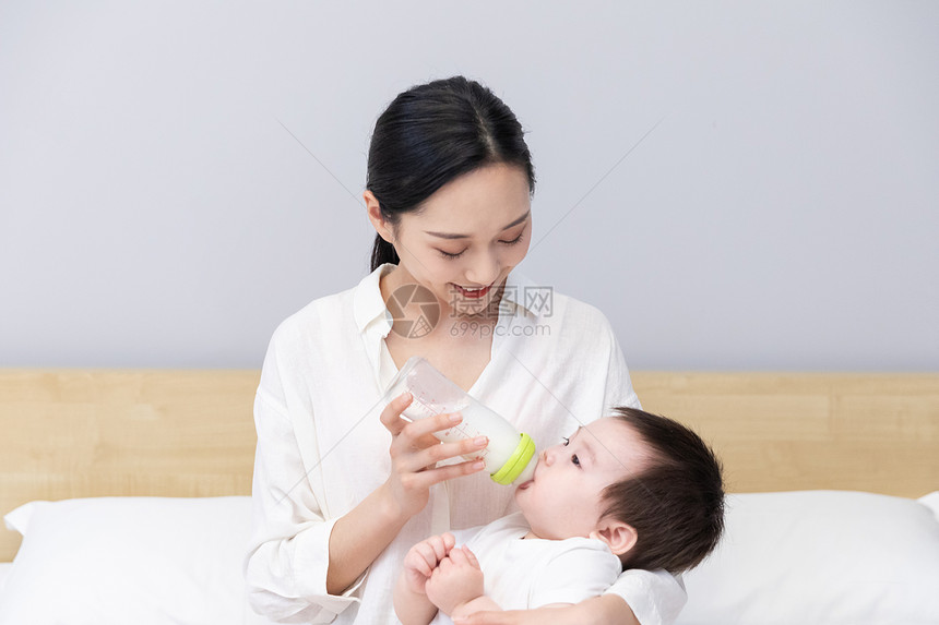 妈妈抱着婴儿喂奶