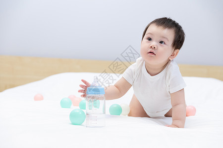 宝宝喝水素材居家婴儿宝宝喝水背景