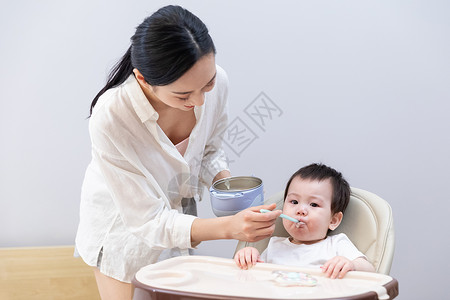 妈妈喂小宝宝吃辅食亚洲人高清图片素材