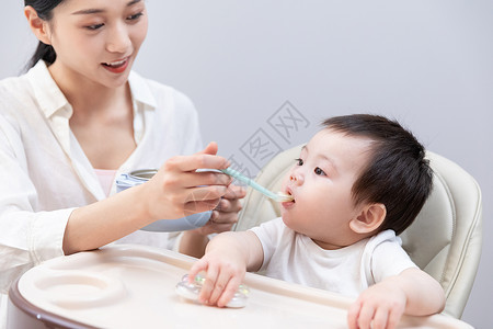 妈妈喂小宝宝吃辅食中国人高清图片素材