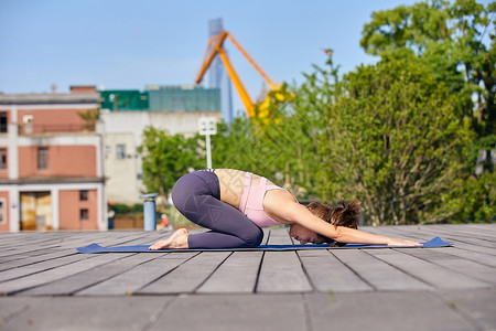 青年女性户外公园练瑜伽背景图片