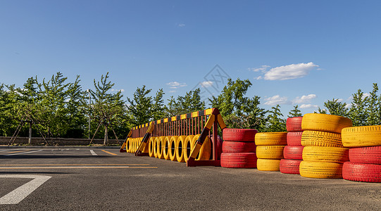 卡丁车汽车练习场地的彩色轮胎背景