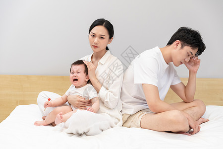 一家三口婴儿哭闹烦躁图片