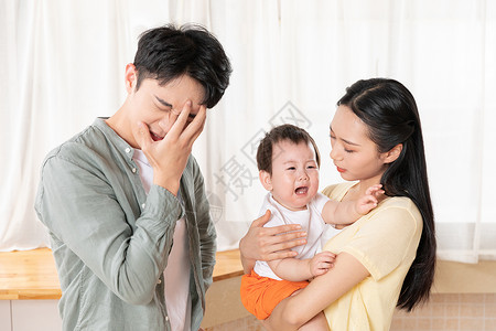 新亚洲新手爸爸妈妈抱着婴儿哭泣背景