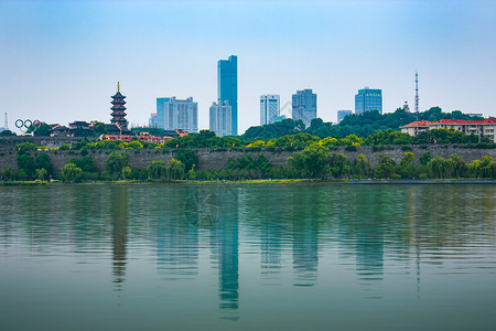 南京明城墙明城墙下的城市天际线背景