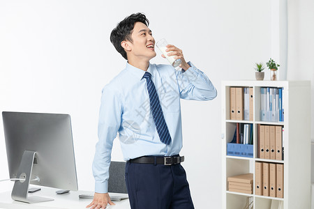 青年商务男性办公室喝牛奶高清图片