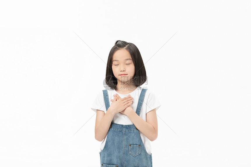 小女孩闭眼祈祷图片