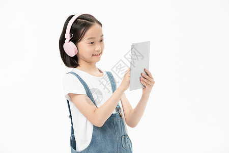 小女孩使用平板电脑亚洲人高清图片素材