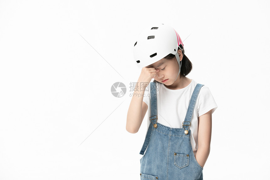 戴头盔小女孩疲劳状态图片