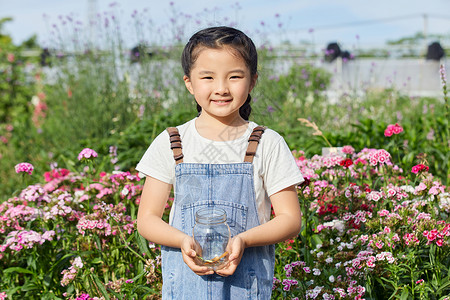 生物园门票小女孩手捧蝴蝶背景