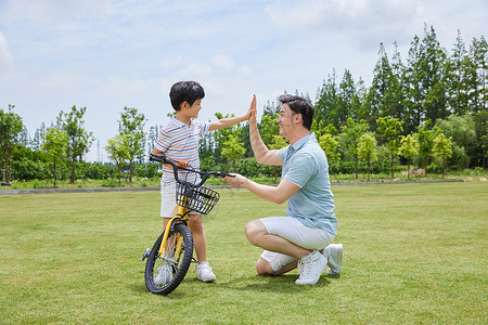 爸爸陪伴儿子骑自行车图片