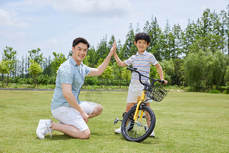 爸爸陪伴儿子骑自行车图片