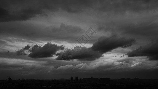 气象环保乌云密布大雨将至的天空背景