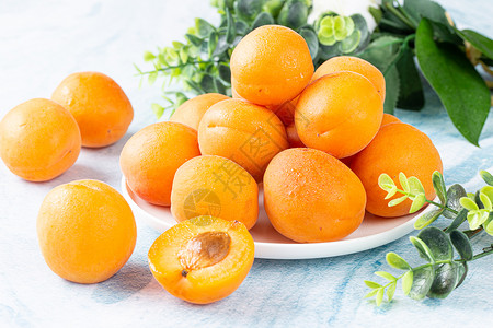 杏肉餐桌上摆放的水果杏子背景