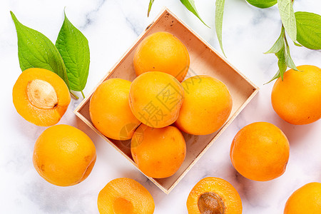 浅色背景拍摄新鲜美味的杏子高清图片