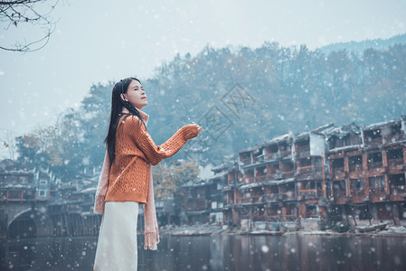 雪中的少女凤凰古城的美女背景