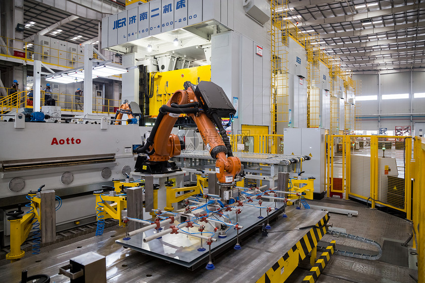 汽车生产车间机器人在吸钢板