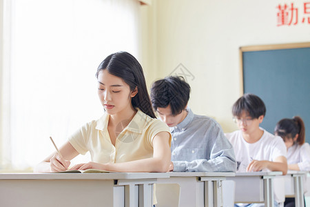 学生考试场景中学生高清图片素材