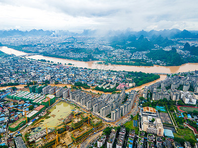 夏季南方暴雨洪涝灾害桂林漓江洪峰高清图片