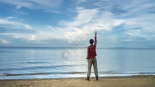 夏天吃瓜少年海边少年人像背景