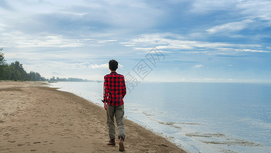大海海边少年行走图片