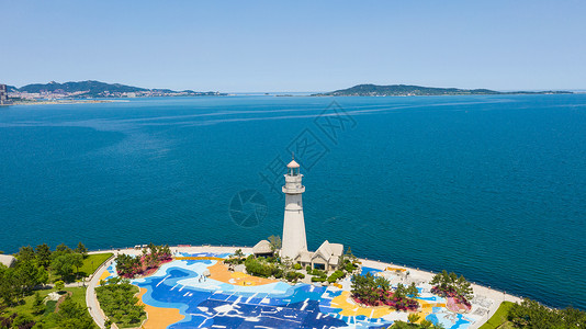 海滨城市威海威海海边的灯塔背景