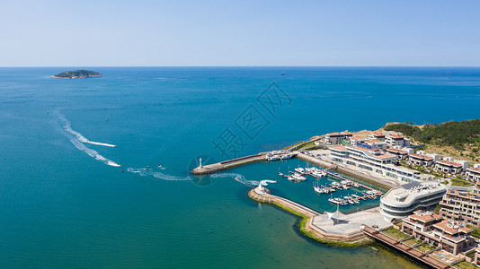 海滨城市威海海边的游艇出海背景