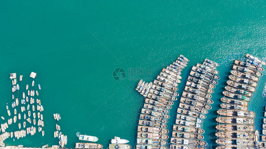 休渔期间的渔港码头渔船图片