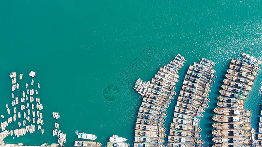 海滨城市威海休渔期间的渔港码头渔船背景