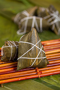 竹排上的绿色粽子图片