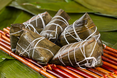 竹排上的端午节粽子背景图片