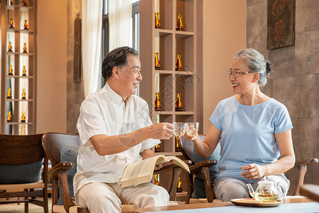 老年夫妻中医养生馆喝茶图片
