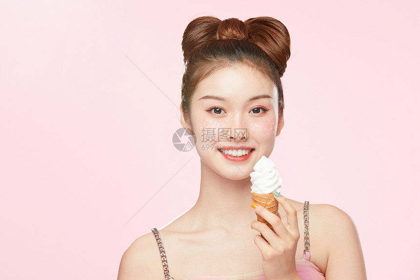 可爱美女手拿冰淇淋图片