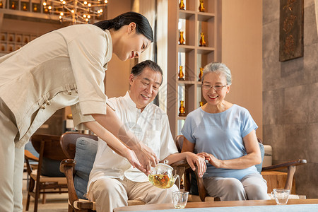 中医养生馆员工服务老人高清图片