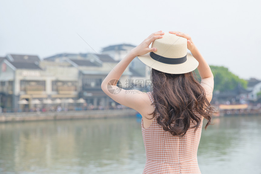 夏日美女古镇旅行图片