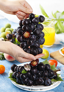 新鲜夏黑葡萄背景图片