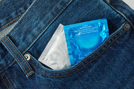 避孕套放在牛仔裤口袋背景