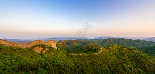 万里河山群山之巅中的万里长城背景