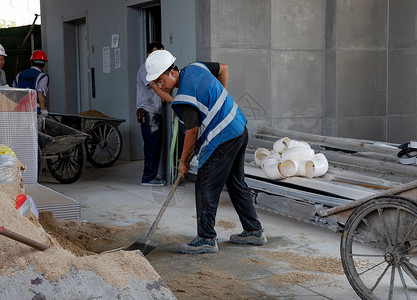 建筑工人在工地干活搬砖高清图片素材