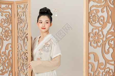 中国风古装美女扶着屏风背景图片