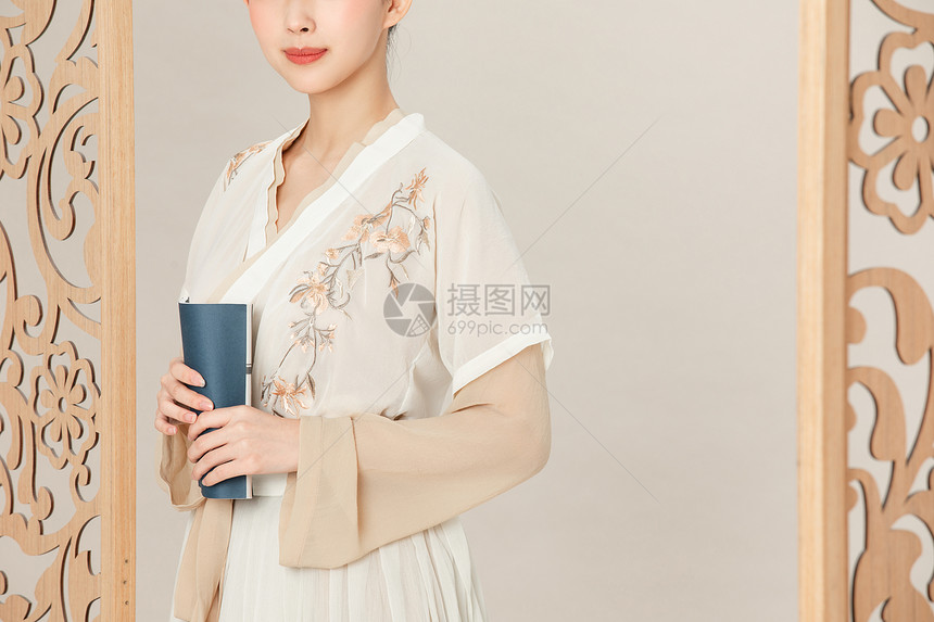 汉服古风美女屏风旁读古书图片